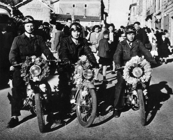 Motos des Sapeurs-Pompiers décorées de fleurs
 